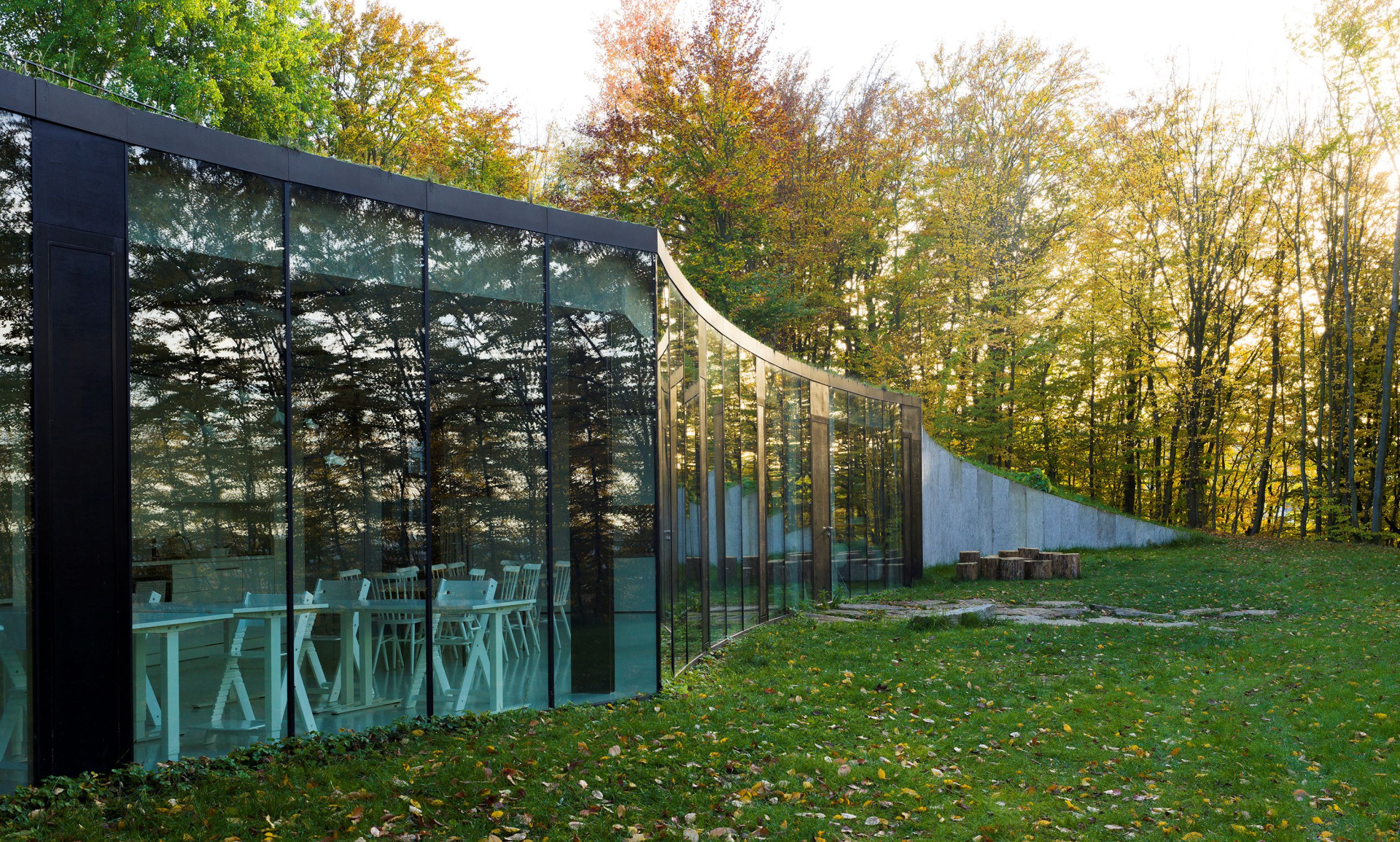 Škola z/lomu u Kamenné Lhoty od kanceláře a69