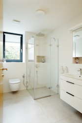 Rodinný dvojdům v Klánovicích od Jakuba Chocholy