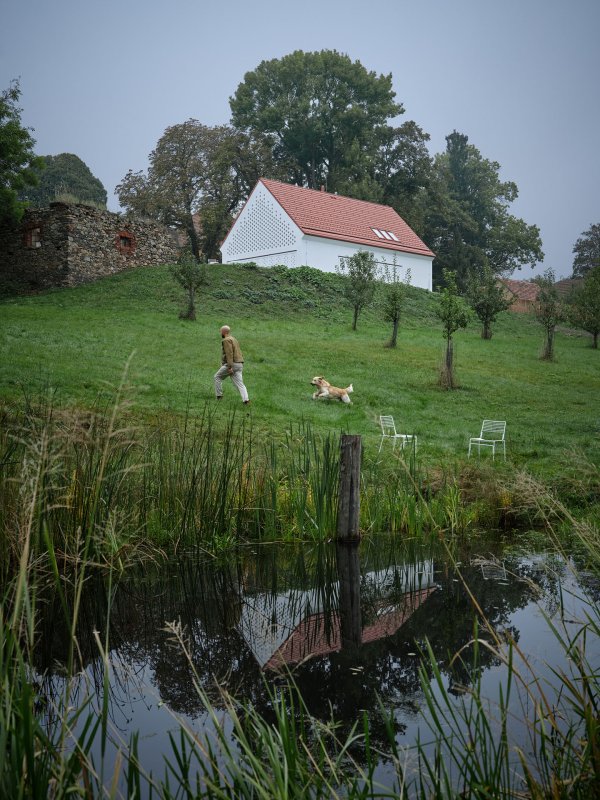 Ovocná zahrada lemovaná mohutnou kamennou zdí (Dům Oskar, Jan Žaloudek)