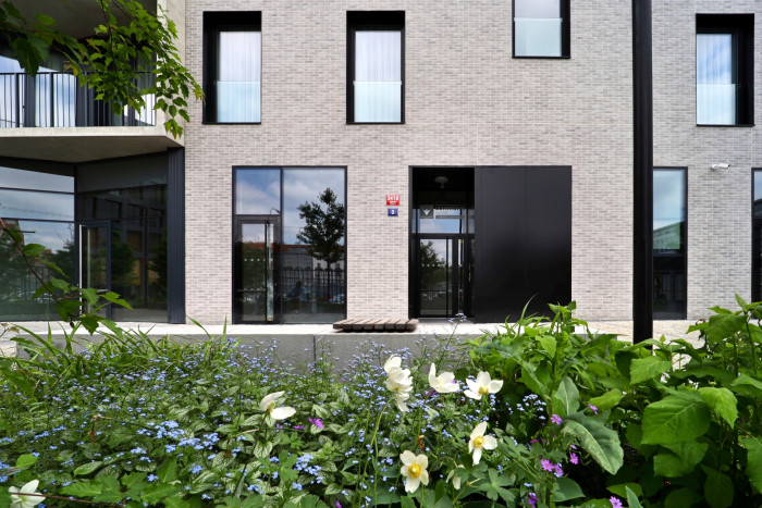 Ulice Nádražní se proměnila v příjemné místo k pobytu. Přispívá k tomu i parter nových domů s obchody a kavárnami.