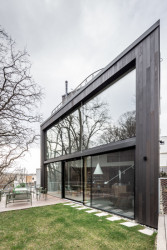 Hmota domu chytře pracuje s terénem tak, že je přístupný z různých úrovní. (Dům Devín, plusminusarchitects)