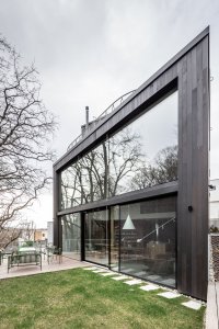 Hmota domu chytře pracuje s terénem tak, že je přístupný z různých úrovní. (Dům Devín, plusminusarchitects)