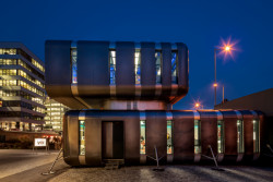 Robotická vinárna Cyberdog, Black n' Arch (David Černý a Tomáš Císař).