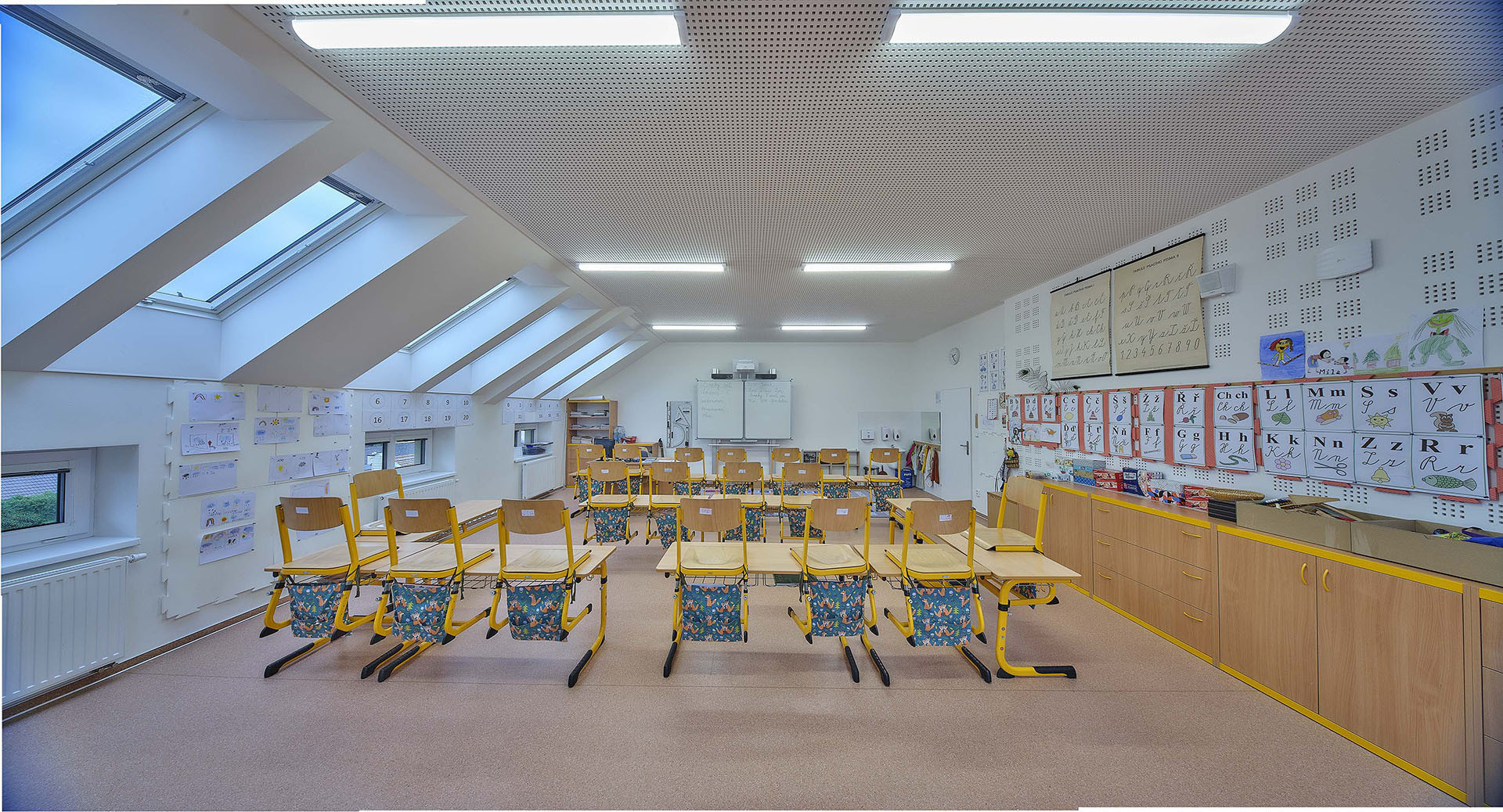 Akustické řešení Rigips v učebnách a školkách (na obrázku ZŠ Komárov)