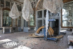 Poškozený zrcadlový sál v Golastánském paláci v Teheránu