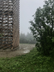 Fasádou z dřevěných latí vstupují přírodní živly také dovnitř rozhledny. Foto: Karolína Vránková
