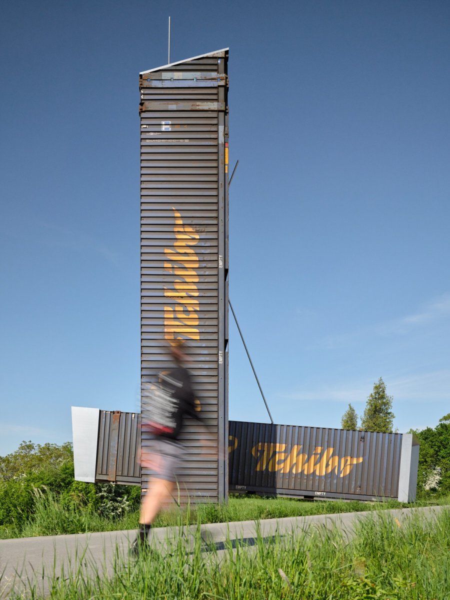 Cíle cest je projekt města Litomyšl. Jsou to drobné intervence do krajiny od architektů. (Rozhledna na Litomyšl, atelier-r)