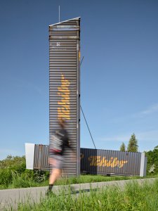 Cíle cest je projekt města Litomyšl. Jsou to drobné intervence do krajiny od architektů. (Rozhledna na Litomyšl, atelier-r)