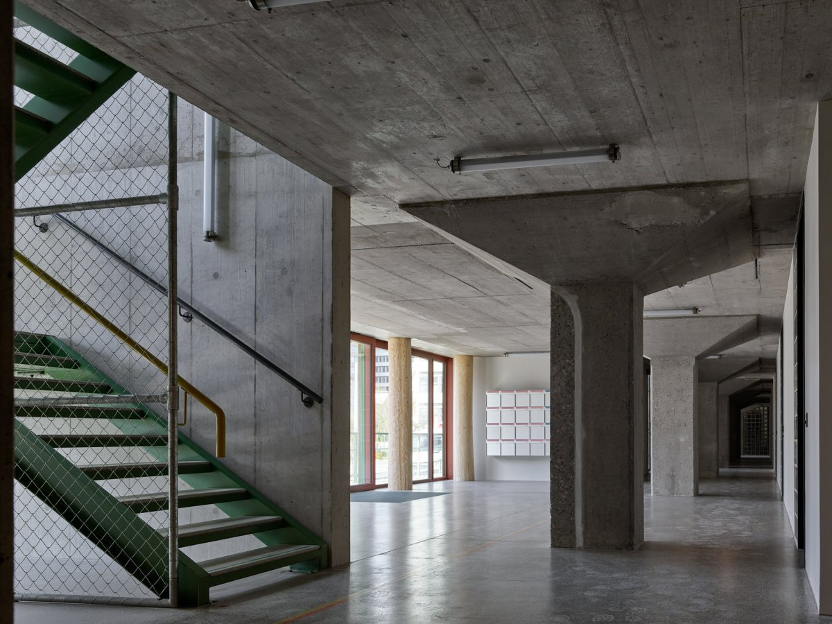 Vstupní prostor (Konverze skladu vína na komunitní bydlení; Esch Sintzel Architekten)