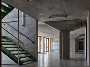Vstupní prostor (Konverze skladu vína na komunitní bydlení; Esch Sintzel Architekten)