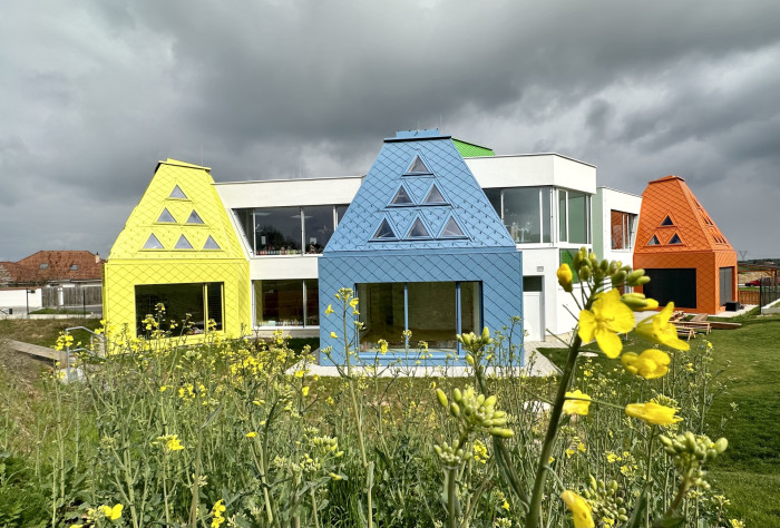 Barvy, geometrie, světlo. Nová školka v Říčanech od atelieru Architektura s.r.o.