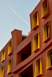 Zlatá a „rozevlátá“ ostění oken zase inspirovalo povlávající prádlo na šňůrách ve vnitroblocích, jak ho zachycují dobové fotografie z této městské části. (Rezidence U Milosrdných na Starém Městě od Fránek Architects)