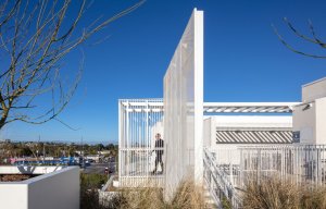 Balkony obepínající budovu podporují kontakt s venkovním prostředím i ostatními nájemníky. (Rose Apartments v Los Angeles, Brooks & Scarpa)
