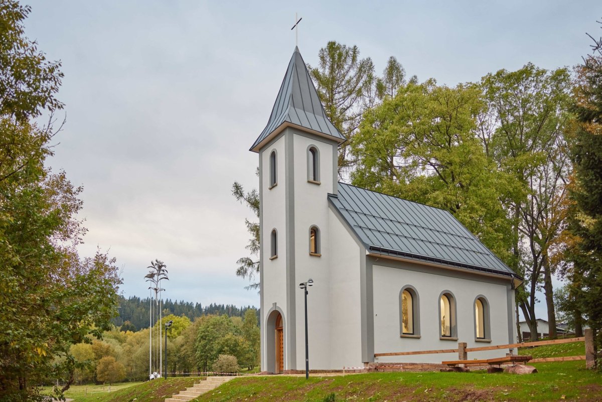 Rekonstrukce kostela sv. Josefa ve Slavětíně od ATELIERU TSUNAMI