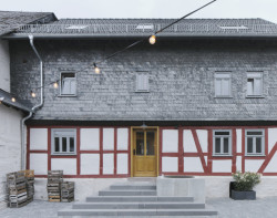 Architekt Marc Flick zrekonstruoval zchátralý dvůr v západním Německu