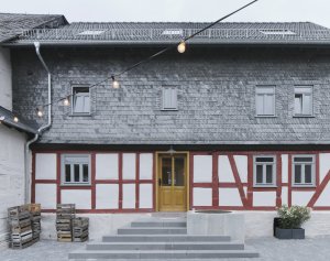 Architekt Marc Flick zrekonstruoval zchátralý dvůr v západním Německu