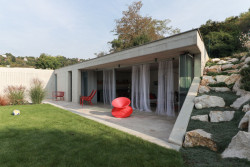 Majitelé si přáli novou terasu, letní kuchyni, bazén či wellness. (Zahradní domek, Adam Lukačovič)