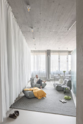 Slovenští architekti Richard Kilo a Matej Honč zrekonstruovali byt v původním kancelářském domě v Bratislavě