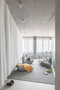 Slovenští architekti Richard Kilo a Matej Honč zrekonstruovali byt v původním kancelářském domě v Bratislavě