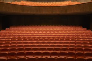 V roce 1955 skončila doktrína socialistického realismu. V soutěži na kulturní dům v Jihlavě zvítězili architekti Vladimír Machonin a Věra Machoninová, kteří zvolili rozvolněný půdorys. 60. léta se blížila.