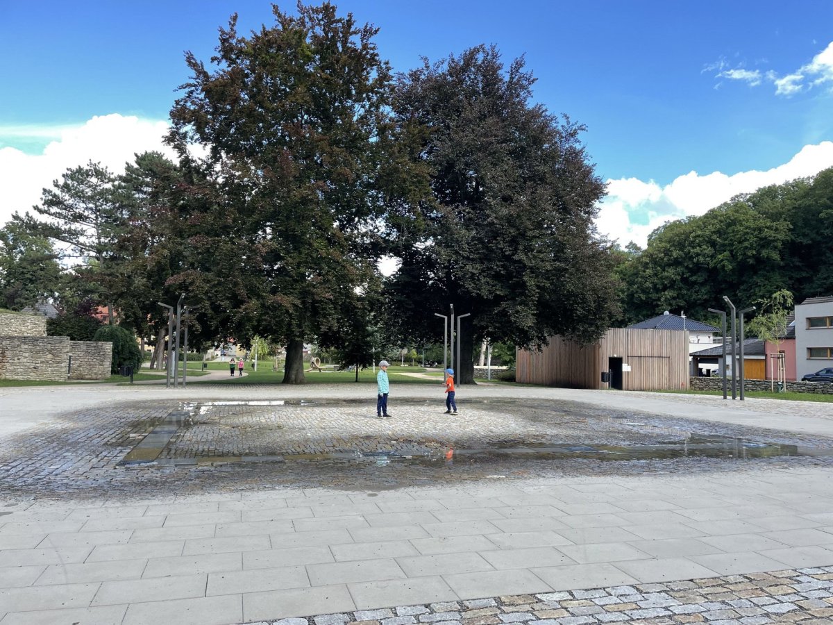 Park pod Vlašským dvorem nedávno revitalizoval kutnohorský architekt Ondřej Kubík