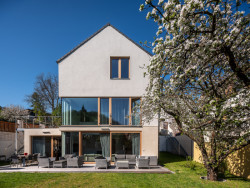 Rodinný dvojdům v Praze od studia SENAA