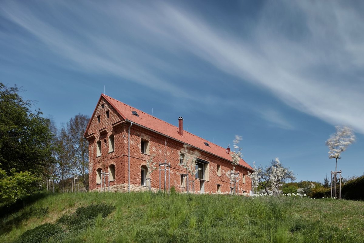 Dům v ruině poblíž Jevíčka nedaleko Jaroměřic od studia ORA, realizace 2020