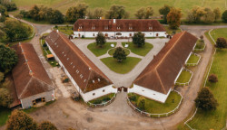 Statek má půdorys rovnostranného trojúhelníku. V jedné budově se nachází penzion, v druhé špejchar s restaurací a ve třetí je nově otevřená svatební stodola. Součástí statku jsou také stáje s jezdeckou školou se starokladrubskými koňmi.