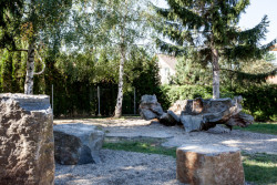 Zahrada základní a mateřské školy v Kolodějích, Skupina