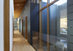 Vláknocementové desky mají využití v mnoha interiérech - v restauracích, galeriích, stanicích metra i doma. (na obrázku dům u jezera v Kanadě, použití desky Swisspearl Avera AV020)