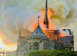 Gotická katedrála Notre-Dame v Paříži při požáru 15. dubna