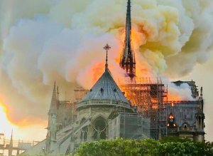 Gotická katedrála Notre-Dame v Paříži při požáru 15. dubna