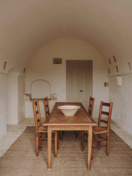 Studio Andrew Trotter - Rekonstrukce historické budovy na jihu Itálie: V přízemí domu se nachází dvě ložnice a kuchyně s jídelnou, jež dříve sloužila jako stáj