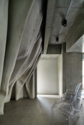 Pod betonovým vodopádem  (Ryozan Park Green, Akihisa Hirata Architecture Office)