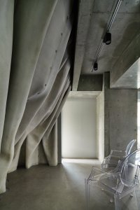 Pod betonovým vodopádem  (Ryozan Park Green, Akihisa Hirata Architecture Office)