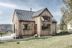 V Jizerských horách stojí nový dřevěný domek. Není to chalupa, ani dům rodinný. Stavba slouží pro sezónní bydlení. (Chata v Kořenově, Facha architekti)