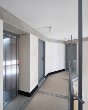 Nový výtah nevstupuje do zrcadla původního kamenného schodiště. (Nástavba Harfa; matěj šebek architekti)