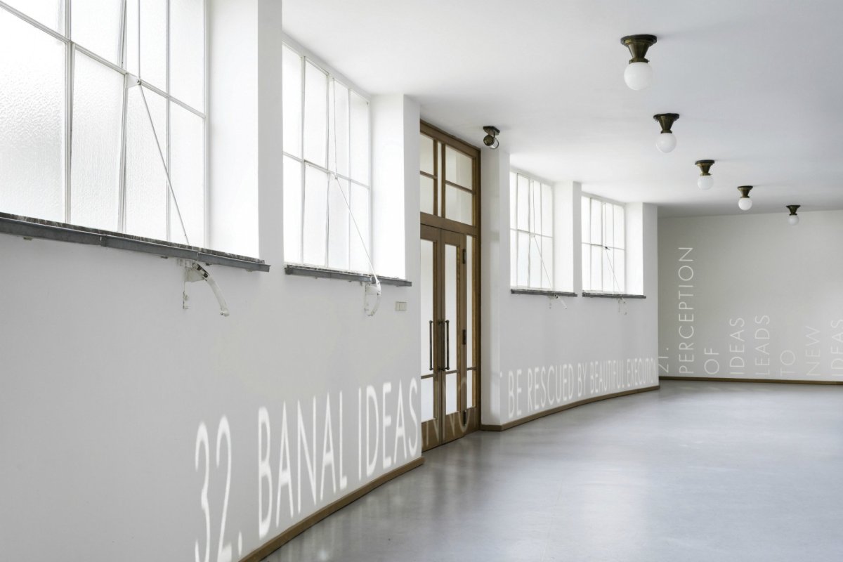 Instalace Věty po konceptuálním umění umělce Petra Duba. Foto: Studio Flusser
