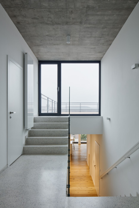 Dvě identické vily od studia Jestico + Whiles na jihozápadě Prahy