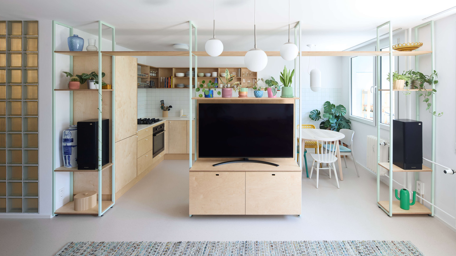 Proměna panelákového 3+1 v současné bydlení. (Byt v paneláku od hurá studio)