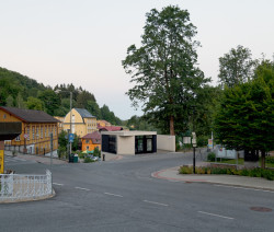 Architekti ze studia INK ARC jsou autory nápadité autobusové zastávky s toaletami v Janských Lázních