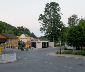 Architekti ze studia INK ARC jsou autory nápadité autobusové zastávky s toaletami v Janských Lázních