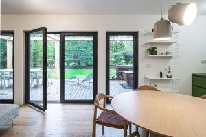 Architektka Tereza Čudová Ajmová zrekonstruovala dřevostavbu na Nymbursku.