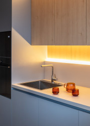 Pohled do kuchyně (Rekonstrukce bytu v panelovém domě v Praze na Gutovce; P2P.)