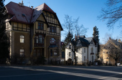 Po cestě k historické paměti města pak budete znovu procházet majestátní vilovou zástavbou v ulici Vítězná.