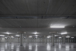 Parkovací dům od Zdeňka Fránka v Dolních Břežanech