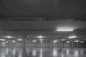 Parkovací dům od Zdeňka Fránka v Dolních Břežanech