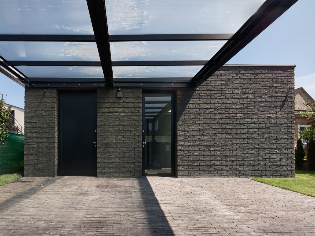 Dům stojí na dlouhé a poměrně úzké parcele, architekti se proto museli vypořádat s problémy, které to přinášelo. (Rodinný dům v Řepích, Stempel & Tesař architekti)