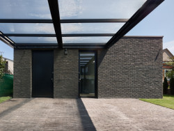 Dům stojí na dlouhé a poměrně úzké parcele, architekti se proto museli vypořádat s problémy, které to přinášelo. (Rodinný dům v Řepích, Stempel & Tesař architekti)