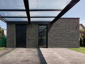 Dům stojí na dlouhé a poměrně úzké parcele, architekti se proto museli vypořádat s problémy, které to přinášelo. (Rodinný dům v Řepích, Stempel & Tesař architekti)